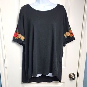 PLUS AMARYLLIS Floral Accent Top